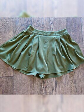 NWT HYFVE Pleated Flounce Shorts - M